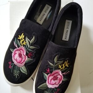 Steve Madden Garcie Black Floral Embroidered Slip Ons 7.5 w Box